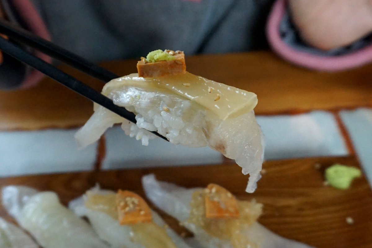 nnadtech's tweet image. 김쉐프의 텃밭 
경기도 이천시백사면 청백리로 89
전화: 031)636-9404
도톰하게 포를 뜨서인지 씹는 식감이 있으나 기대에는 약간 못미치는 맛인 것같네요. 인터넷상에서 하도 유명하다길래 들렸는데 블로그 맛집인가.
광어+생연어초밥 17,000원
(더보기)
cafe.daum.net/nadtech2/gOzf/…