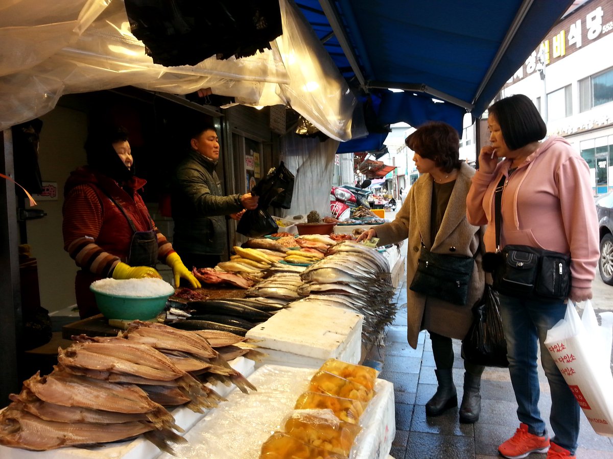 nnadtech's tweet image. 태백시 황지자유시장 - 소고기, 채소, 생선이 유명 
강원도 태백시 시장안3길 5-1(황지동 36-13)
전화: 033)552-2634
1969년 개설된 중형시장으로 동해안이 가까워 생선이 싱싱하고, 고냉지채소의 산지라서 채소 또한 싱싱하죠. 그리고 태백한우가 유명하여 소고기 역시 엄지척입니다.