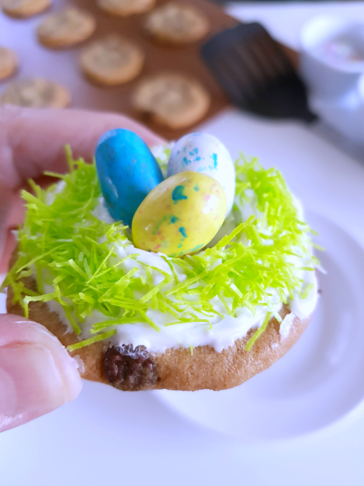 DearCreatives's tweet photo. You'll love this easy recipe #springjustgotsweeter #AD @NestleTollHouse Recipe @DearCreatives ==> https://t.co/KROZaGpsXC <=== supplies here #stockup ==>https://t.co/kiN9XKXltK <==  #baking #cookies #Easter #Eastercookies #treats  #kidsactivities #momlife #SAVE #nomnom #Yum https://t.co/nTEXv0SdUq