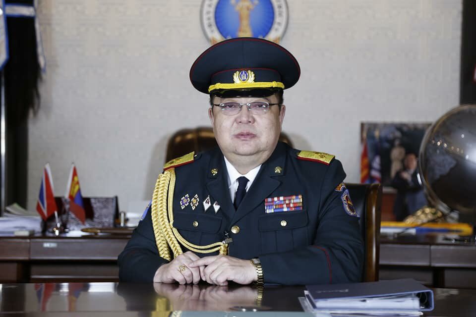 МУ-н зэвсэгт хүчний хурандаа хүн шүү. 😂😂😂