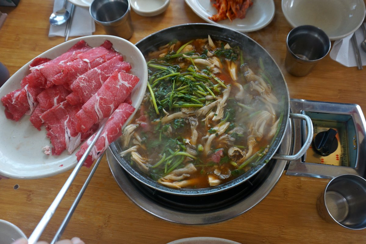 nnadtech's tweet image. 의왕시 맛집, 단맛이 점점 강해지는 것같아 조금씩 미워진다 - 봉덕칼국수 
경기도 의왕시 오봉로 189(고천동 84-2)
전화: 031)456-8465
조만간 부속쪽으로 이전 예정 
매일 11:00~22:00
샤브샤브칼국수 8,000원
고기+야채추가 12,000원 
볶음밥 2,000원
(더보기)
cafe.daum.net/nadtech2/fJvF/…