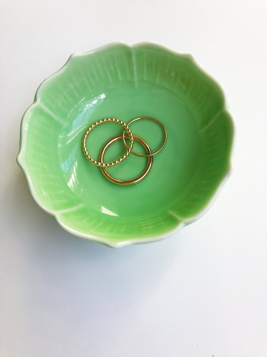 shopkelliames's tweet photo. Here’s a pot of gold for you...happy St. Patty’s Day from the Kelli Ames team. 🍀. #designerjewelry #StPatricksDay2018 https://t.co/RAH73fxBO4