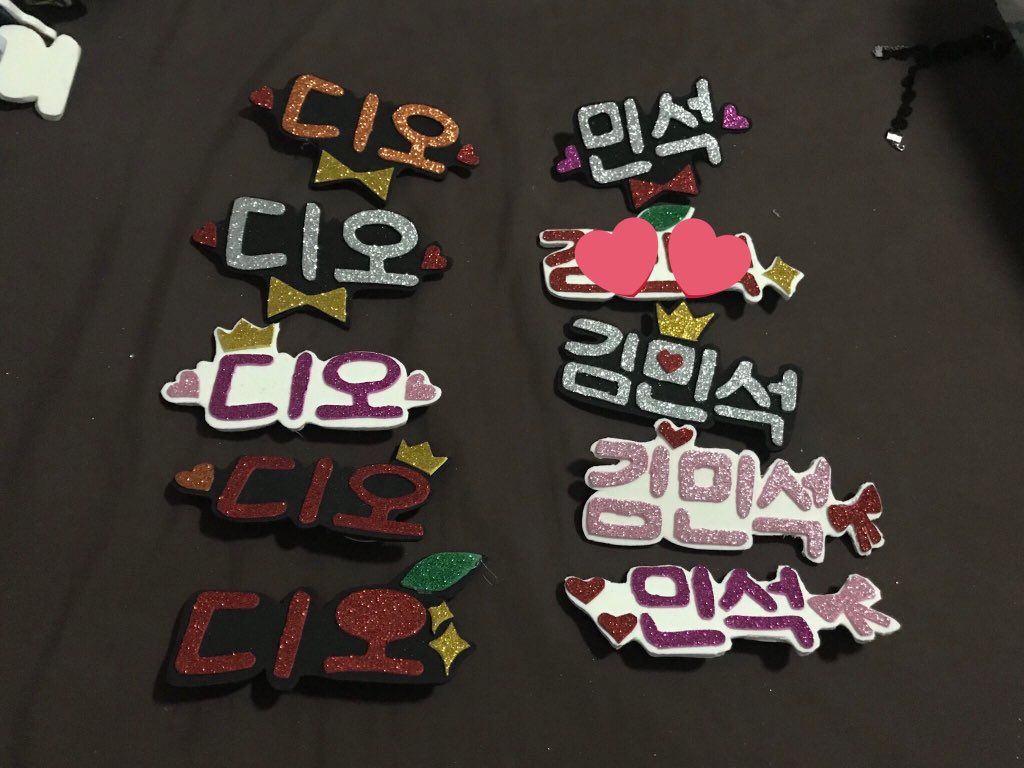 Richrichstore's tweet photo. ⚡️ ป้ายชื่อติดแท่งไฟ ราคา40บาท ตอนนี้เรานั่งอยู่หน้าจุดรับฝากของนะคะ มาซื้อกันได้น้า~ [ดีโอ/มินซอก/ซูโฮ/จงแด] #elyxioninbkk https://t.co/WMvk2AWe0W