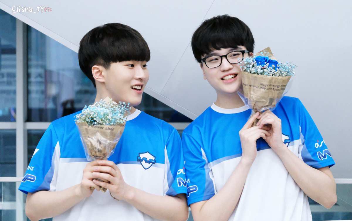 Elisha_JY_pic's tweet photo. 180314 LCK spring 2 round
MVP vs KDM
꽃을 든 스물 두살 남자 둘
#MVP_Beyond #MVP_Ian #비욘드 #이안 #김규석 #안준형 https://t.co/GPkL6bGe5G