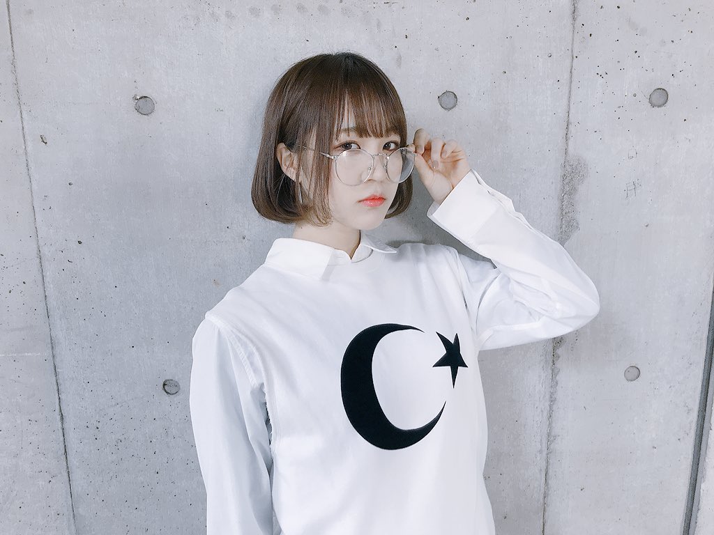 「握手会ありがとうございました!!
皆様からいただいた一言一言が糧になります…
足」|三田麻央のイラスト