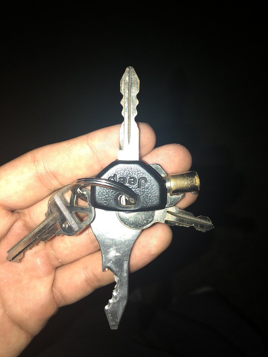 EverydayDaniel's tweet photo. If anyone lost their keys at the long center in Austin, I found your keys #sxsw #foundkeys https://t.co/rp5yWpqOyJ