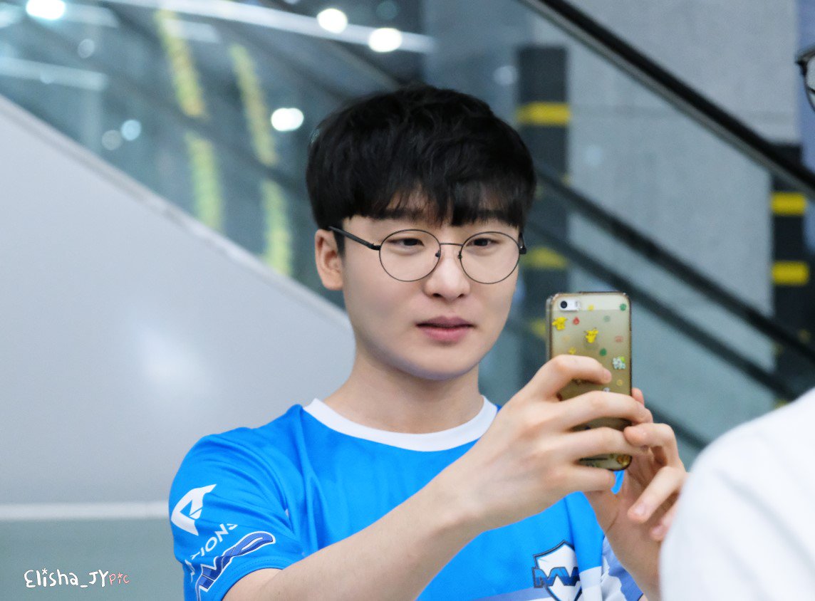 Elisha_JY_pic's tweet photo. 180314 LCK spring 2 roundMVP vs KDM#MVP_Pilot #파일럿 #나우형 https://t.co/qkBKszCT2G