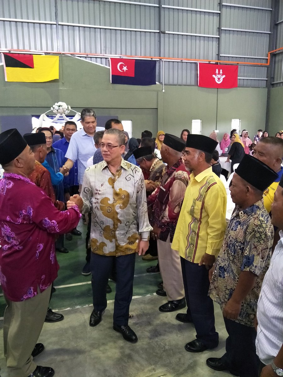 lala_othman's tweet photo. Majlis Perasmian Dewan Perpaduan, Anugerah Jasamu Dikenang dan Penyerahan Geran In Kind Contribution kepada Agrepreneur Muda MOA/ LKIM @LKIMHQ @LkimSarawak 
#MOA
#LKIM
#ourfoodourfuture https://t.co/vGrnwuiDmr