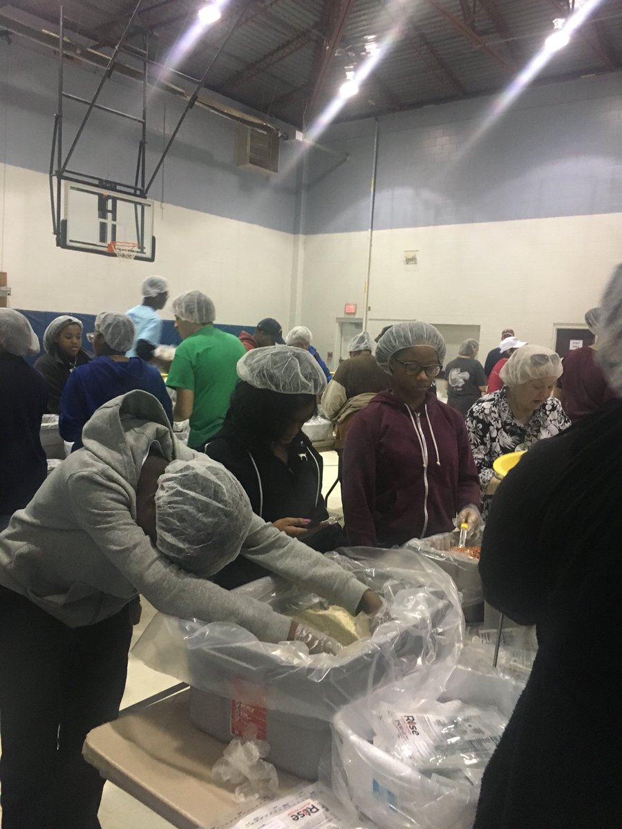 TraceyLipkins's tweet photo. @OliveBranchWF Youth from Olive Branch Baptist Church volunteering to serve people! They helped to package over 70,000 bags or prepackaged food today!! #RISEagainsthunger https://t.co/ztBpSayFey