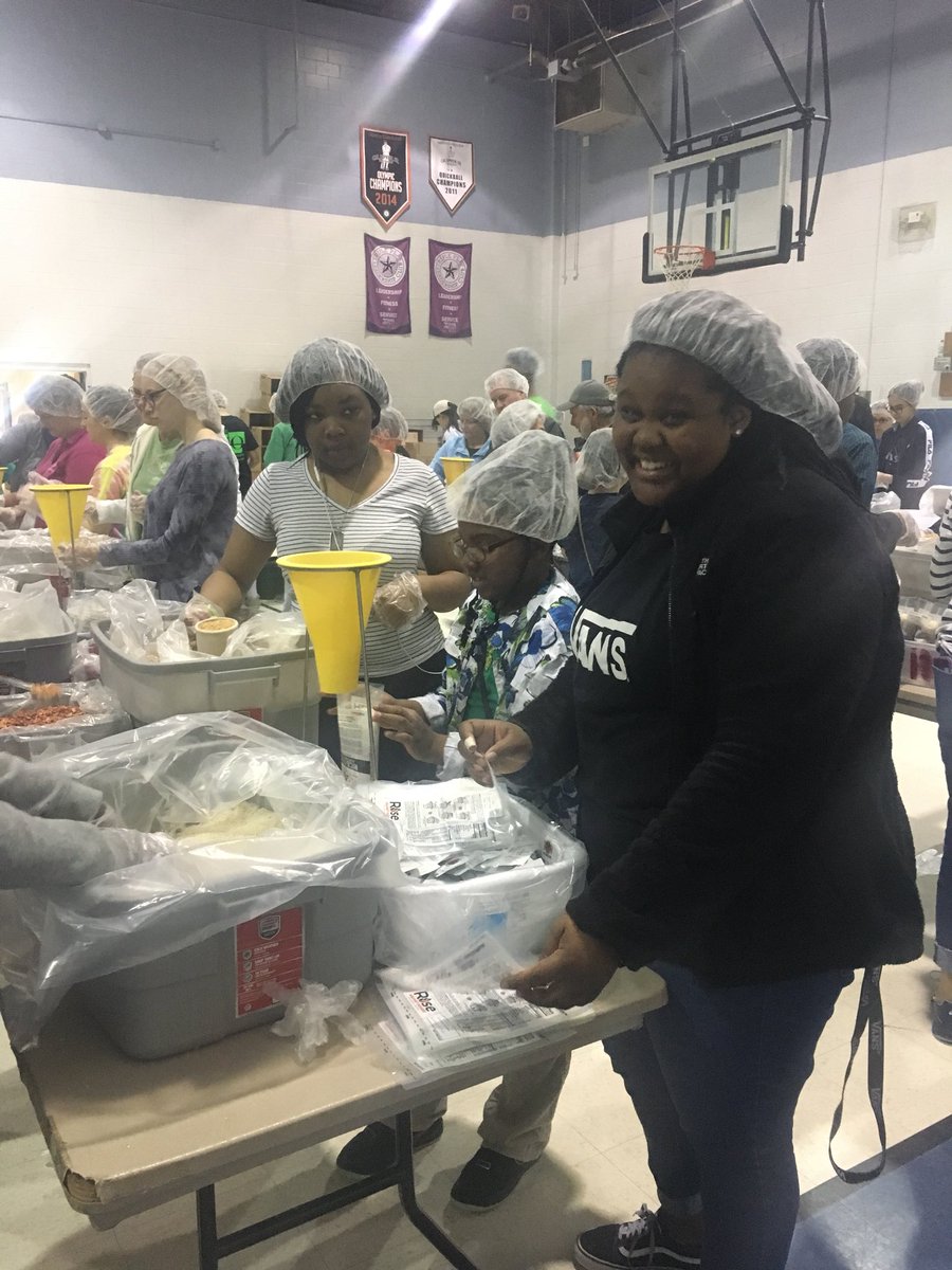 TraceyLipkins's tweet photo. @OliveBranchWF Youth from Olive Branch Baptist Church volunteering to serve people! They helped to package over 70,000 bags or prepackaged food today!! #RISEagainsthunger https://t.co/ztBpSayFey
