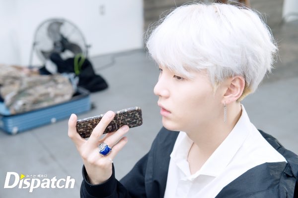 BTS_All4U's tweet photo. 누구랑 통화하나 싶었는데 영감이 떠올라서 바로 녹음하는 윤기라고.. 바닥 쾅 벽ㅋ쾅 광ㅇ광ㅜㅜ https://t.co/6tz6Z8oMOJ