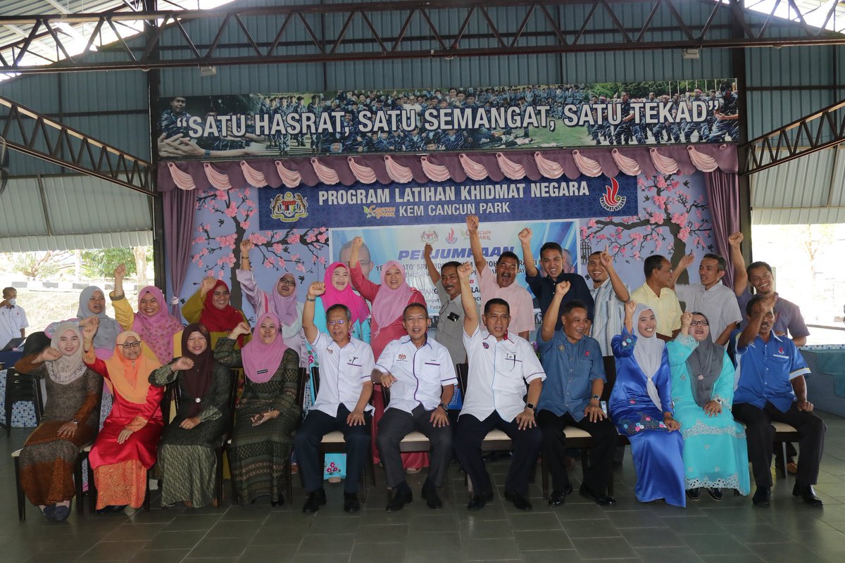 MINDEFMalaysia's tweet photo. Warga PLKN Kelantan tidak melepaskan peluang untuk bergambar bersama KSU @arahimradzi sempena perjumpaan bersama warga kem PLKN sebentar tadi.
#PerkasaPerwira
#PLKN20 https://t.co/1eHSCTFgY1