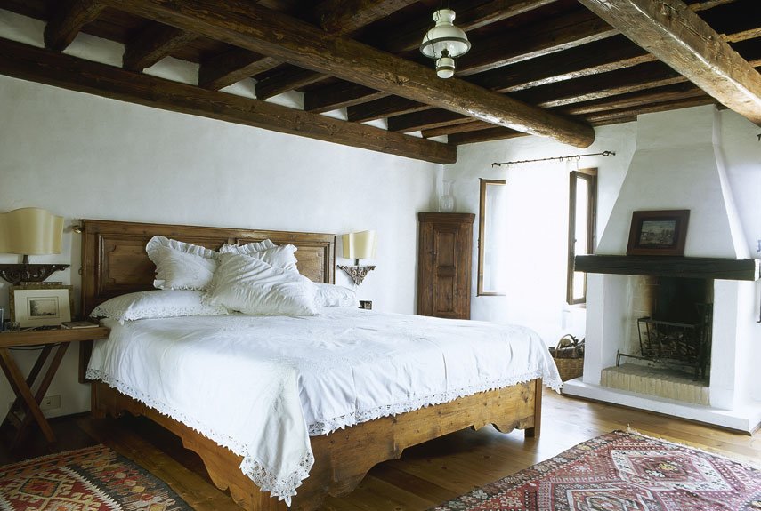 plushmarket's tweet photo. Create a rustic retreat with classic pine furnishings and colorful woven rugs. In this room, the beamed ceiling and hurricane lamp-inspired pendant light warms the space up even more.
#HomeDecor #BedroomDecor https://t.co/311nTXy8vc