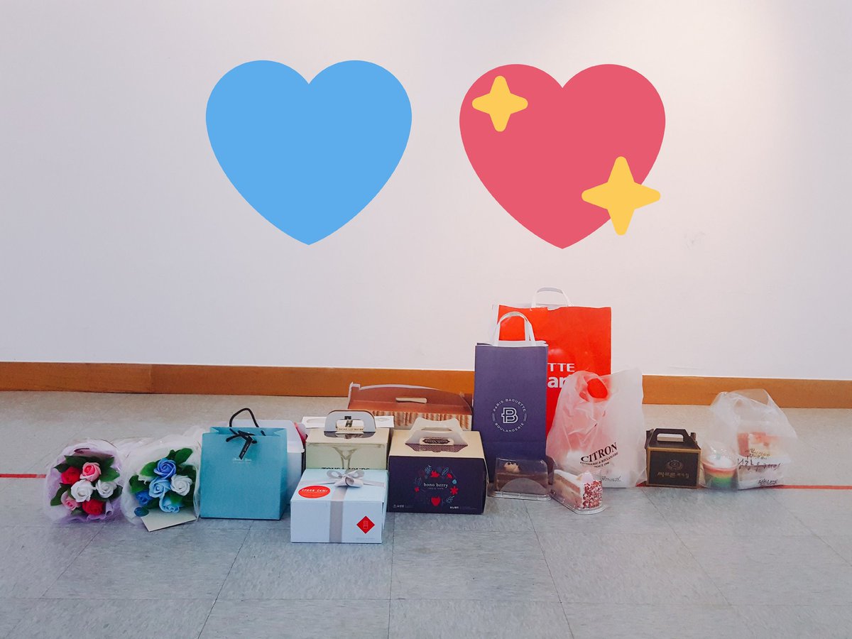 17_ONE_1's tweet photo. 💙💖

마지막까지 찾아주신 많은 분들 감사합니다>< 사진에 없는것들은 전시회 중에 맛있게 먹고 힘냈어용❣

실수가 많았는데도 좋게봐주시고 힘내라고 응원해주셔서 너무 감사해요❤ https://t.co/4rbrpGCLuS