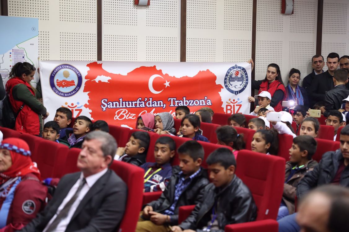 TC_icisleri's tweet photo. Bakanımız Sn.@suleymansoylu, #BizAnadoluyuz Projesi kapsamında Şanlıurfa'dan Trabzon'a gelen kardeşlerimizle bir araya geldi https://t.co/BXZWSXXn5m