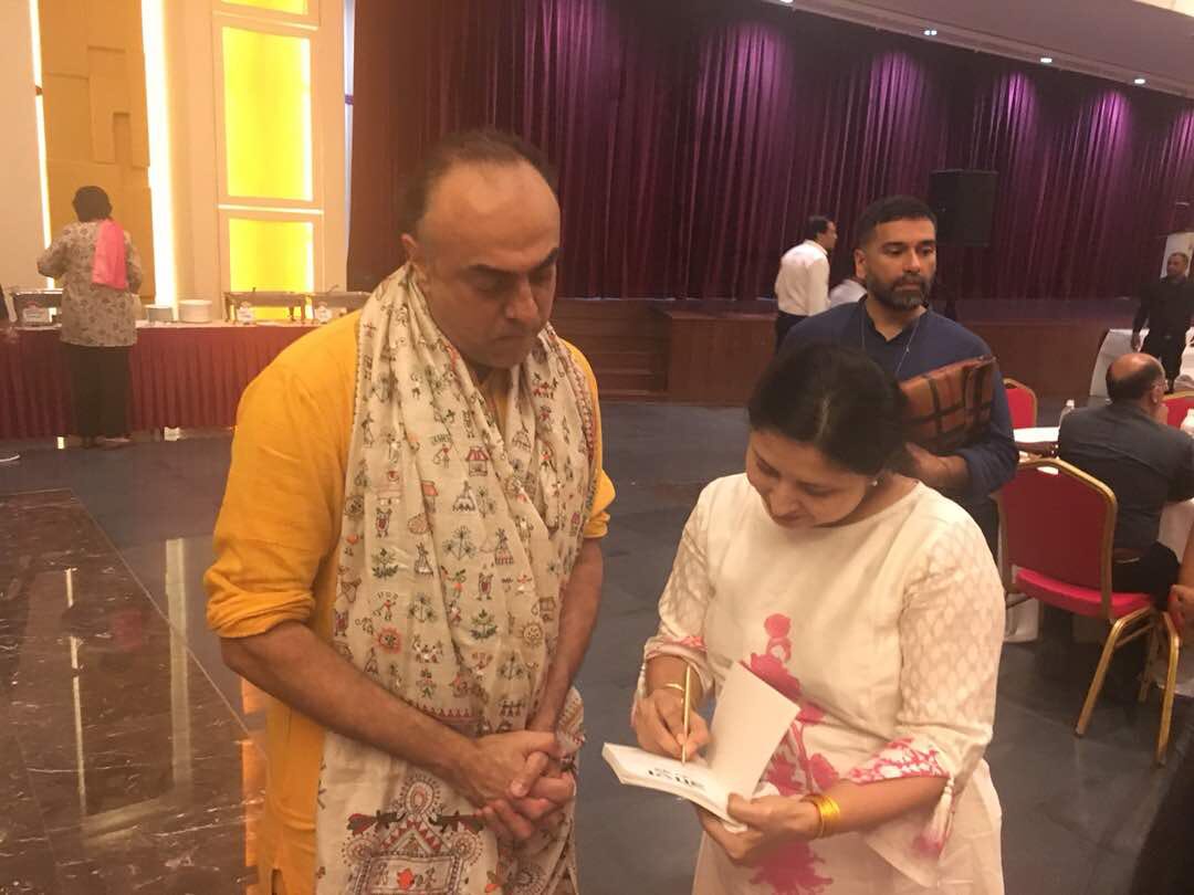 sapna_kekre's tweet image. #classof84 @rajitkapur #shernaazpatel #dipikaroy 
@devikashahani @NikhilMuralee #rituraajsingh #zafarkaranchiwala #sohrabadreshair 
@RageProductionT
@sapna_kekre 
 Had an #awesome #theatre experience here #happymoments  #nadirkhan  presenting my book #oaskiboondein 🙏😇