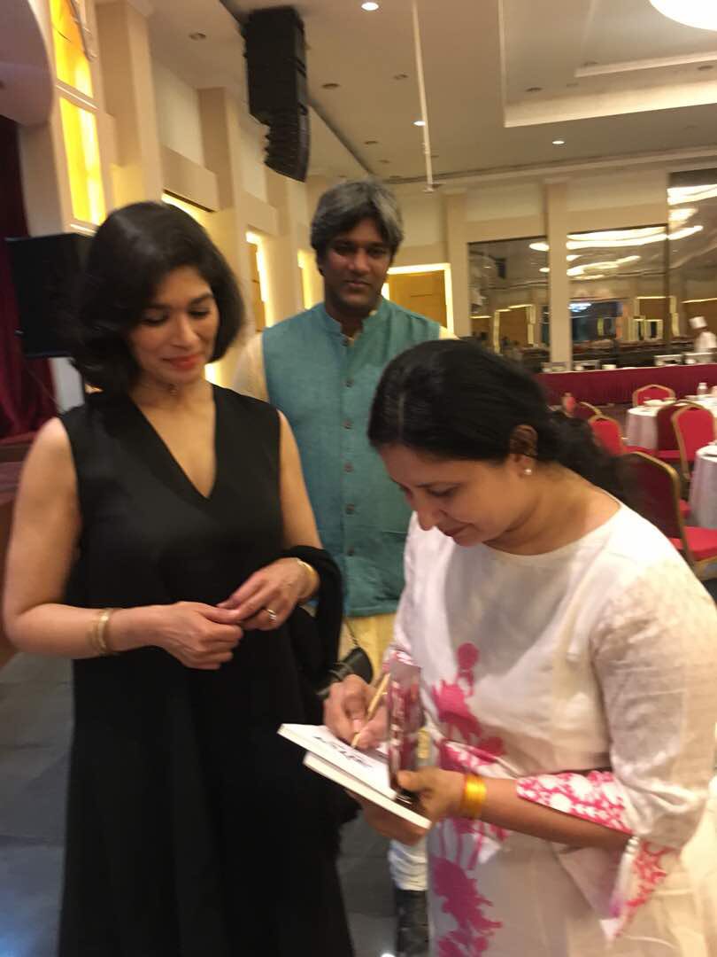 sapna_kekre's tweet image. #classof84 @rajitkapur #shernaazpatel #dipikaroy 
@devikashahani @NikhilMuralee #rituraajsingh #zafarkaranchiwala #sohrabadreshair 
@RageProductionT
@sapna_kekre 
 Had an #awesome #theatre experience here #happymoments  #nadirkhan  presenting my book #oaskiboondein 🙏😇