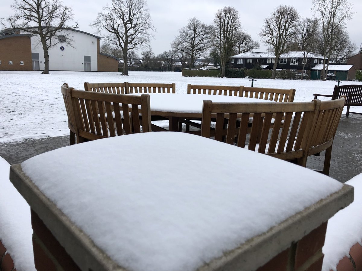 stmartinsprep's tweet photo. British summertime begins next week. Not sure the daffodils would agree! #enoughofthecold https://t.co/idPrPs9DQa