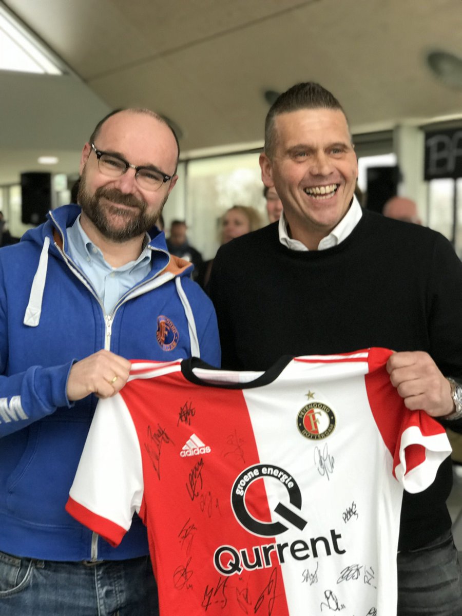 Ton Strooband van <a href="/Feyenoord/">Feyenoord Rotterdam</a> overhandigt tijdens formele opening van Sportcomplex Olympia het gesigneerde shirt van Feyenoord aan onze voorzitter, Marcel Delahaije. Een mooie eerste stap richting de Multisportclub Feyenoord! 
#samendestadmooiermaken