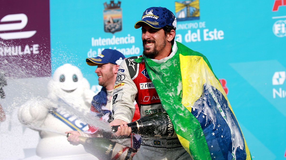 oficialspina's tweet photo. .@JeanEricVergne se lleva el ePrix de Punta del Este tras haber disputado una gran lucha con @LucasdiGrassi. #SPINA https://t.co/VjuAfTGpzJ