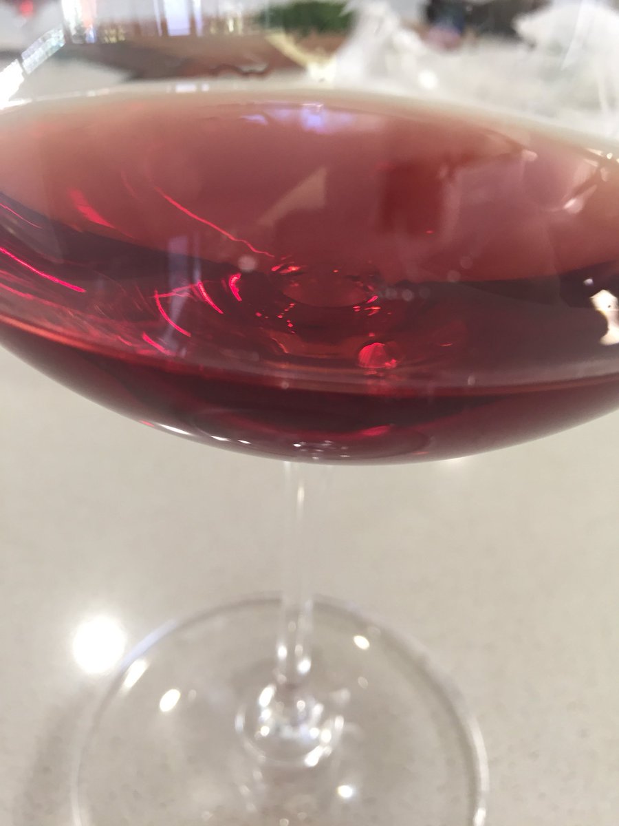 thefrankreport's tweet photo. Pro tip: never judge a #pinotnoir by its colour. This is a classic example of a pale/light bodied red of xlnt intensity and length. Well done @GundogEstate and @DylanMc_SevEst 
🍷👍 https://t.co/8GzYjEdw2s
