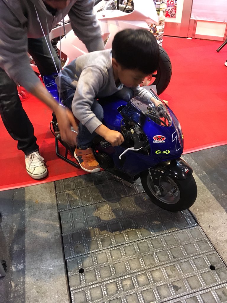 rNFnrqZSaN5hpTN's tweet photo. #大阪モタサ #大阪モーターサイクルショー
変わったとこで…
こんなのも気になった😲かな
さすがデニムの岡山👖
デニムトラック
#Z400FX #Z1 #Z2 #kawasaki #旧車 #ガレージライフ #男の憧れ #大人のバイク時間 #モトライズ #カフェレーサー #KADOYA #SIMPSONm https://t.co/pPGJe6iiYA