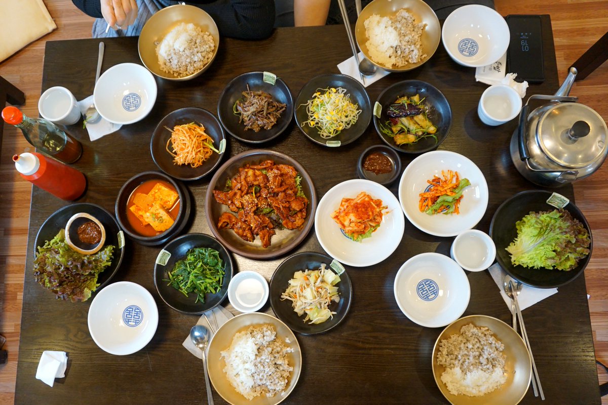 nnadtech's tweet image. 이천 맛집, 논두렁 밭두렁에 둘러앉아 먹던 들밥 
경기도 이천시 마장면 지산로 22번길 17 (이평리 371-3)
전화: 031)637-6040
영동고속도로 덕평IC - 좌회전 후 직진 차로 5분 거리
매일 10:30~20:30
보리밥 8,000원 
(더보기)
cafe.daum.net/nadtech2/gOzf/…