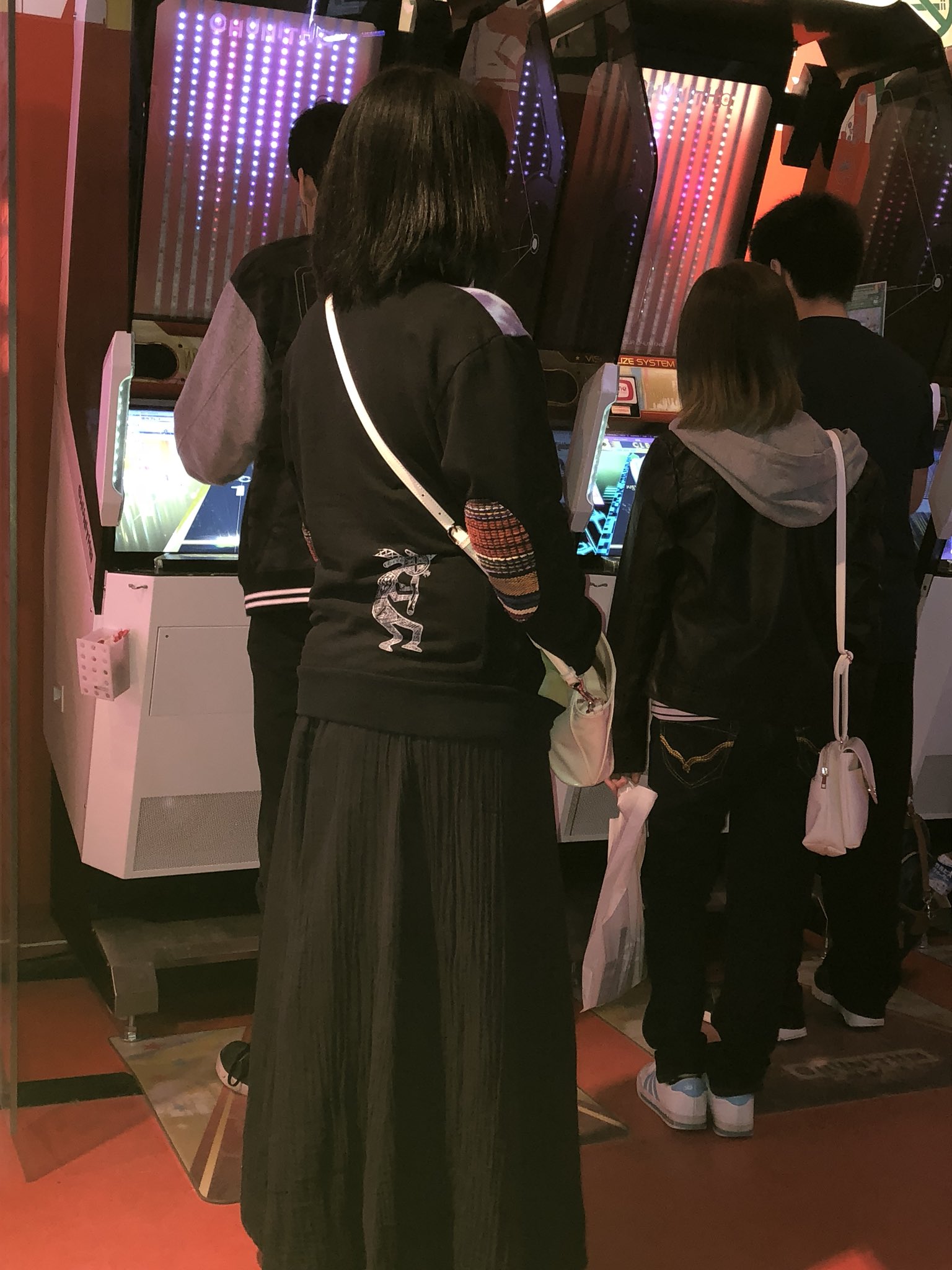 تويتر 魔界の戦士 中二病乙 على تويتر カップルで音ゲーしにくるとかwwもっと良い所に連れて行けよww T Co Vze00ywzee