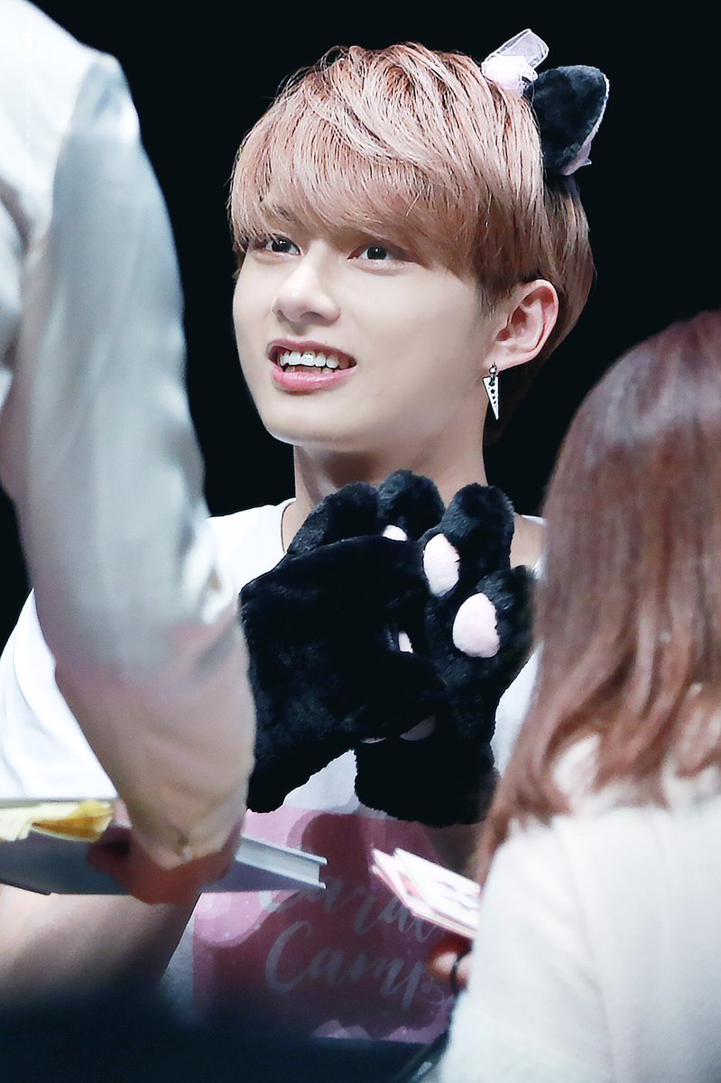 Stay_Gold0610's tweet photo. 180304 오사카팬싸

I love you most in the whole universe 🐈💓✨

#문준휘 #준 #세븐틴 #文俊辉  @pledis_17 https://t.co/eRPbtDI3TU