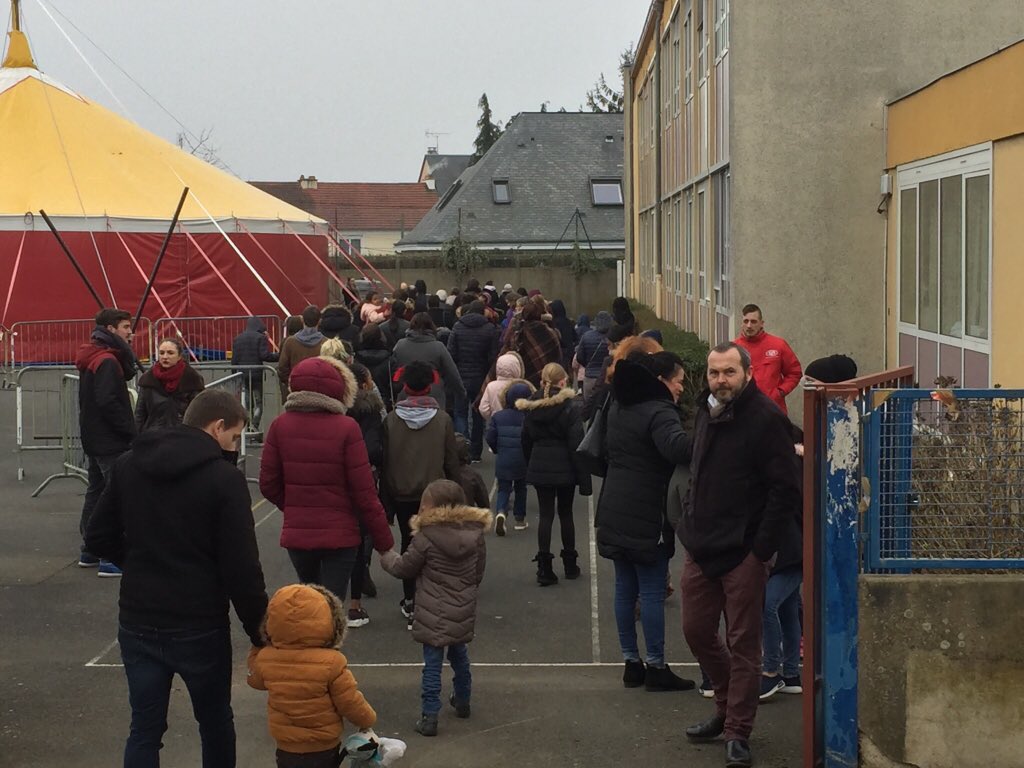 LMUM72's tweet photo. Spectacle des enfants quartier Bellevue ce matin Action #CLEAC Contrat Local d’Éducation Artistique et Culturelle // Cour école Camille-Claudel // 180 personnes du quartier présentes 
CIE À Portés de mains en résidence du 26 février au 23 mars #LeMans #Cirque https://t.co/bnZl5bkPa6