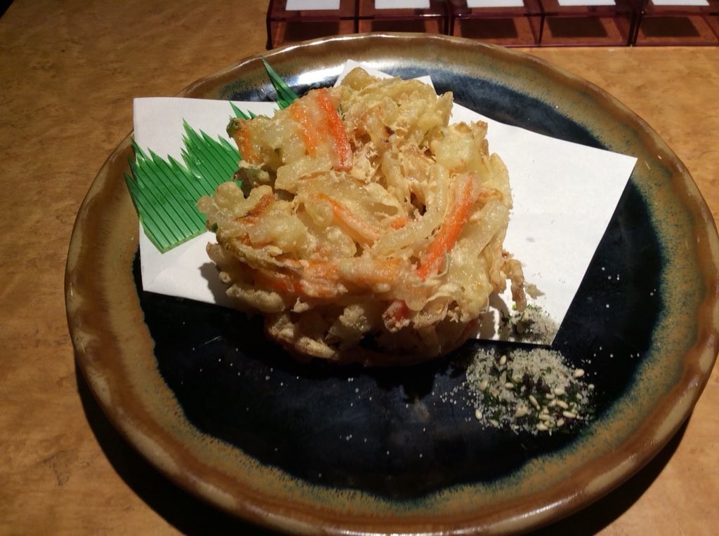 居酒屋 和が家 秋葉原店 今日の100円は揚げたてアツアツ 野菜かき揚げ サクッとアツアツを召し上がれ アツアツご飯に乗せれば天丼に かき揚げ蕎麦も美味しいかも お好みのスタイルでどうぞ 秋葉原 岩本町 駅チカ 100円 安い居酒屋