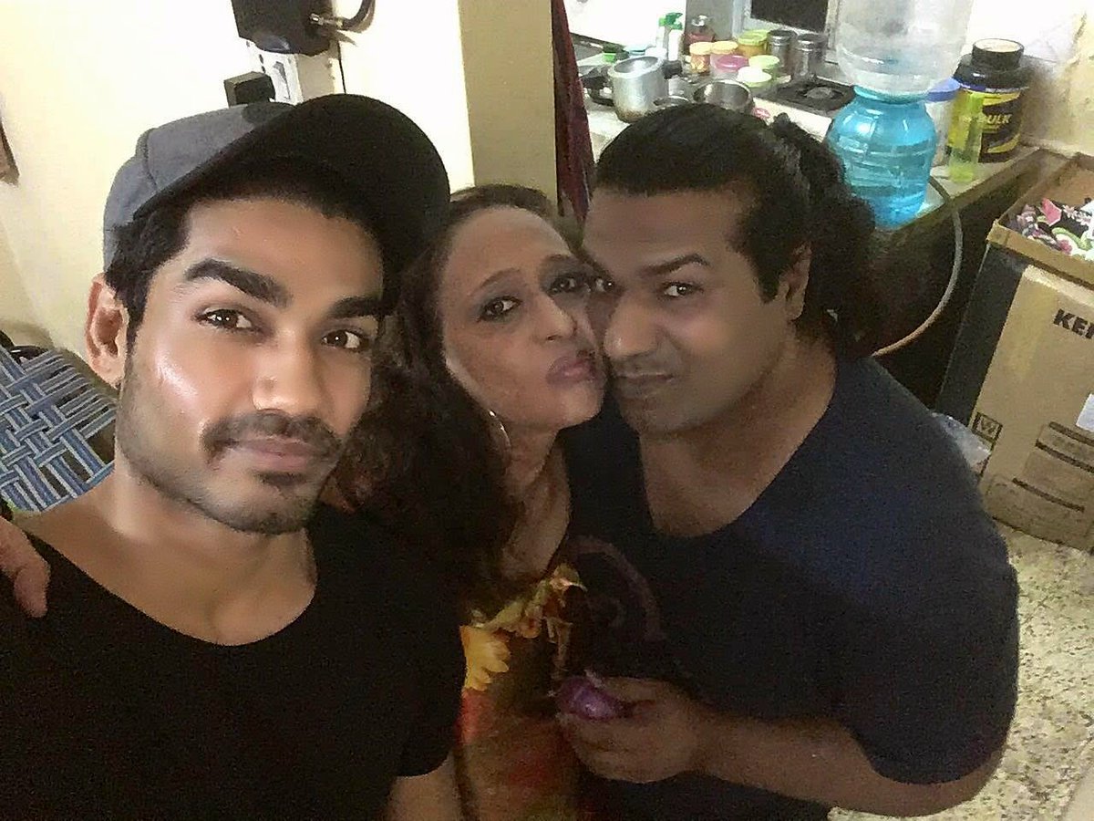 itsbobbykumar's tweet photo. Bobby Kumar Meraj Kapadi shama sayeed #BREED Transgender movie music meeting after party at #thahouse bar https://t.co/C0WNvQYzK1