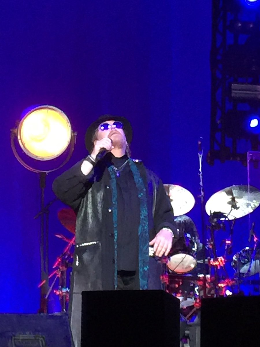 JudithBouwman's tweet photo. What a vibe last night at the #ziggodome! Truly one of the best #toto concerts I have seen. Thank you @PorcaraMusica @stevelukather @shemvonschroeck @TOTOJOEDAD and the others! 😍😍 https://t.co/28yDlkRjiK