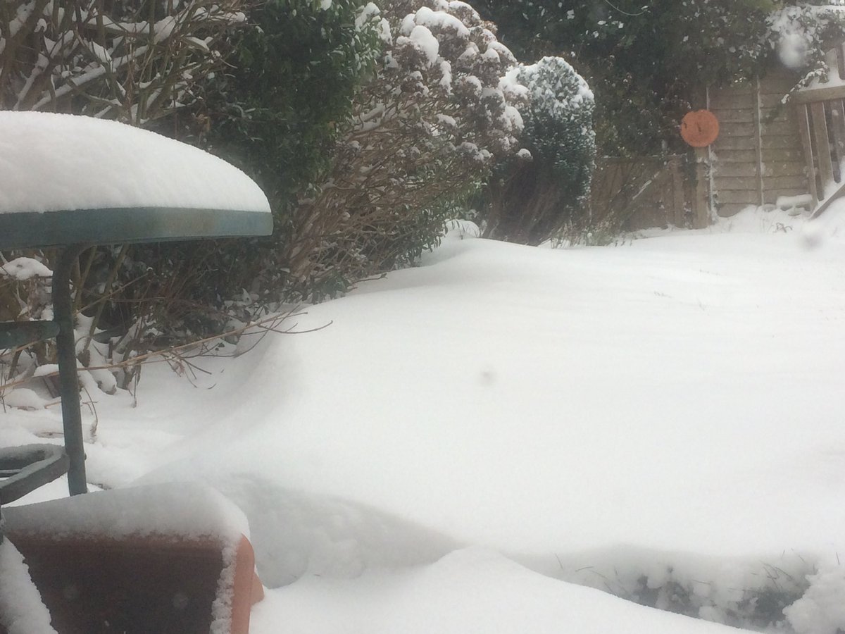 DanGilly28's tweet photo. @wanstead_meteo @TheSnowDreamer @UKWX_ @canveyisweather @Smashbro74 @UKExtremeWeath @GavinPartridge @headcornweather @liamdutton @MetSaunby @MattGunner91 @northyorkswx @OfficialKevWX @ChadWeather @peterborweather @UKsnow_updates South Yorkshire https://t.co/VU4D5w2YBG