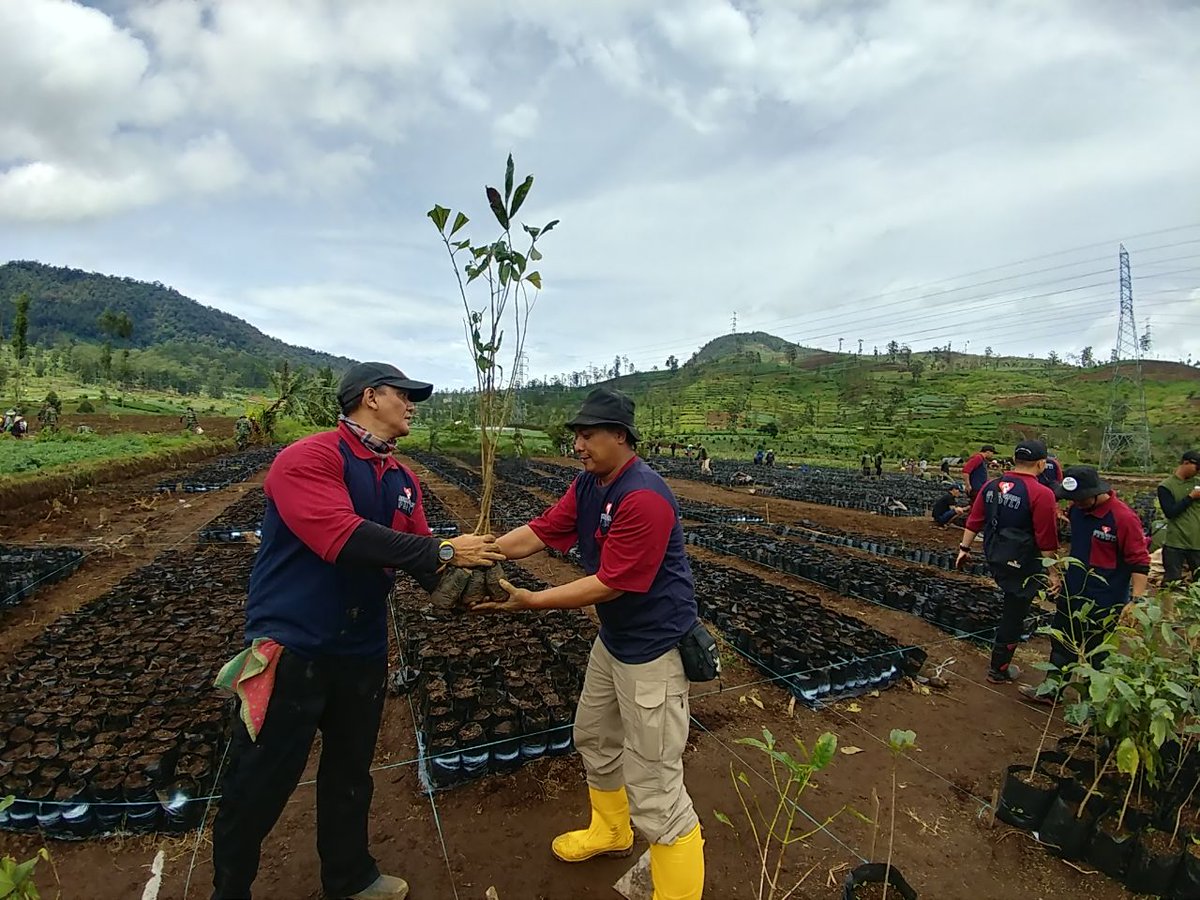 agpeduli's tweet photo. On going project | #AGPPeduli melakukan rehabilitasi di kawasan lereng #Cisanti #JawaBarat | Tempatnya tdk jauh dr #Bandung | Tanaman keras menjadi pilihan dlm melakukan perbaikan | @CitarumLestari #EarthHour #agpearthhour | RT utk menjadi bagian dr upaya ini! 💪 https://t.co/eZeWlLGGBw