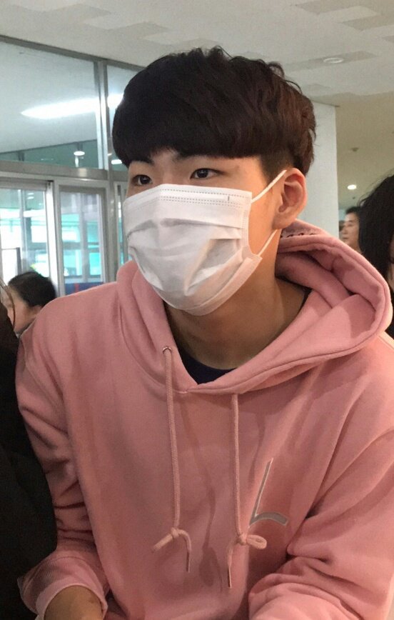 jaeeeeon's tweet photo. 2018 03 18
경기 끝나고 팬사인회(?)

출처: 고독한 정재원방
#정재��� #재원 https://t.co/tqeXaHc0Qq