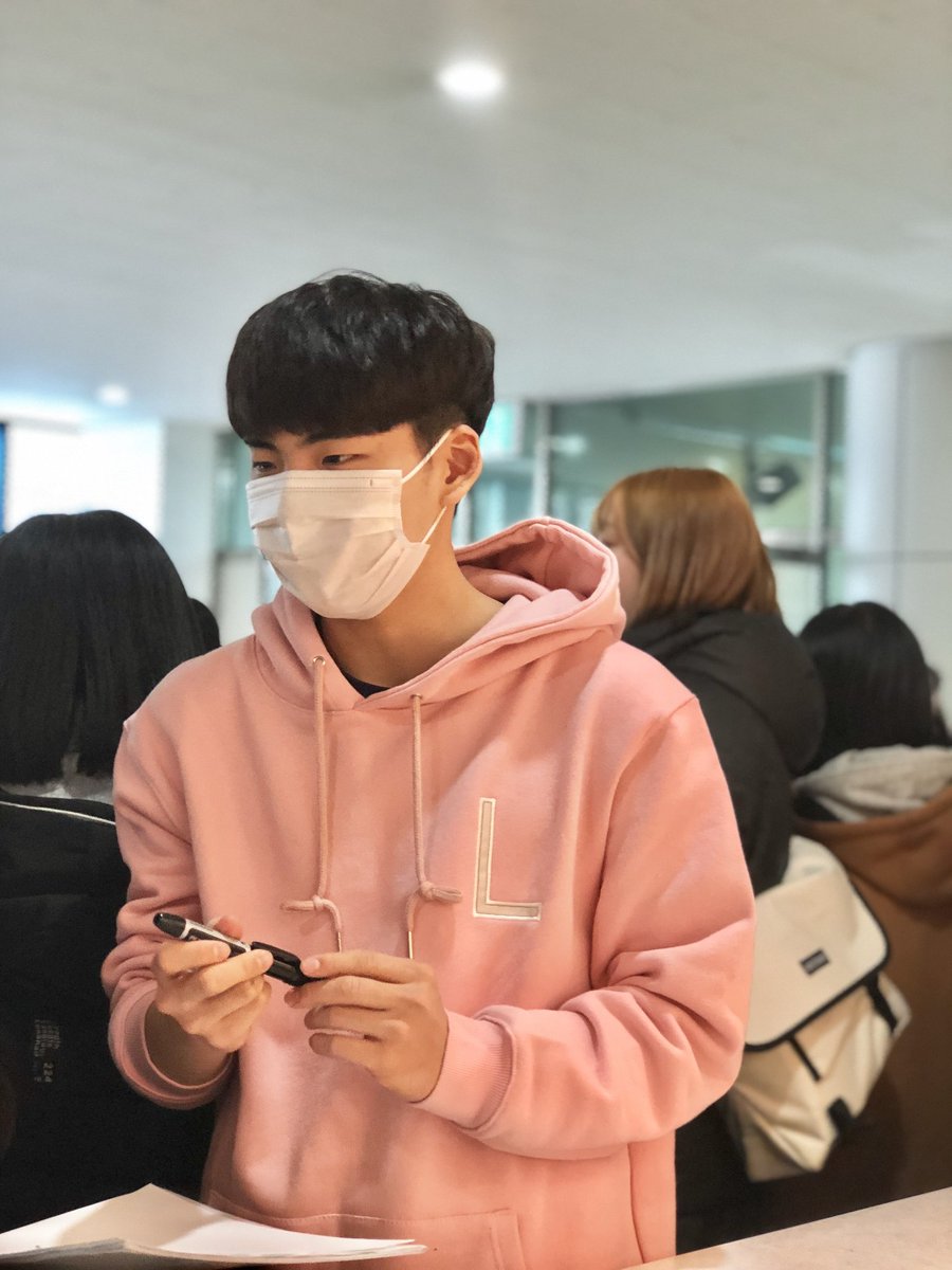 jaeeeeon's tweet photo. 2018 03 18
경기 끝나고 팬사인회(?)

출처: 고독한 정재원방
#정재��� #재원 https://t.co/tqeXaHc0Qq