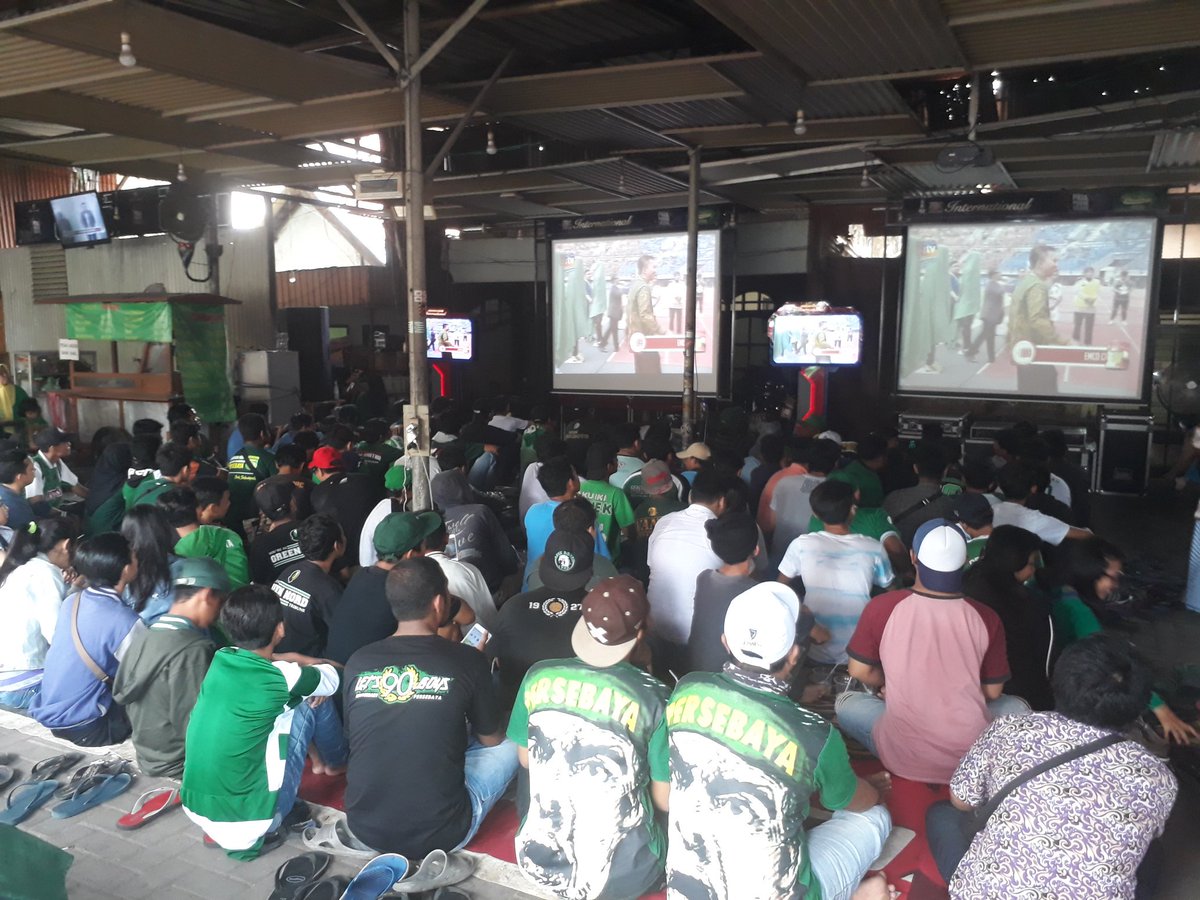 Suasana nobar PERSEBAYA di <a href="/WarkopPituLikur/">Warkop Pitu Likur</a> #BlessingGame