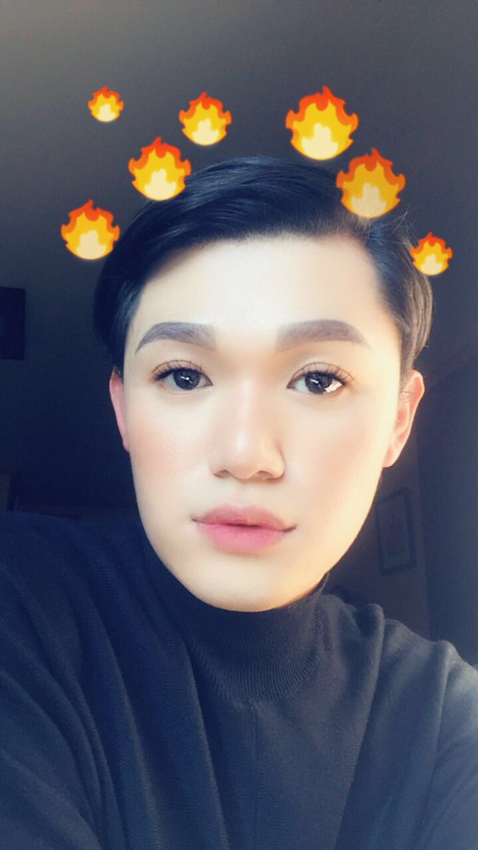 CarlJBadillo's tweet image. Selfie muna bago umasa. Charot! 😂 #nakikiusolang