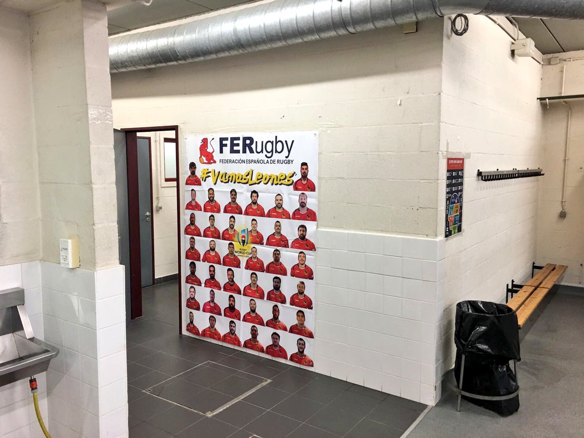 Así está el campo donde el #XVdelLeon se juega este domingo contra Bélgica (13:00 horas en <a href="/teledeporte/">Teledeporte</a>) su billete para el Mundial de Japón❄️ Césped helado y nevando ahora mismo en Bruselas 🌨 #VamosLeones #RoadtoJapan