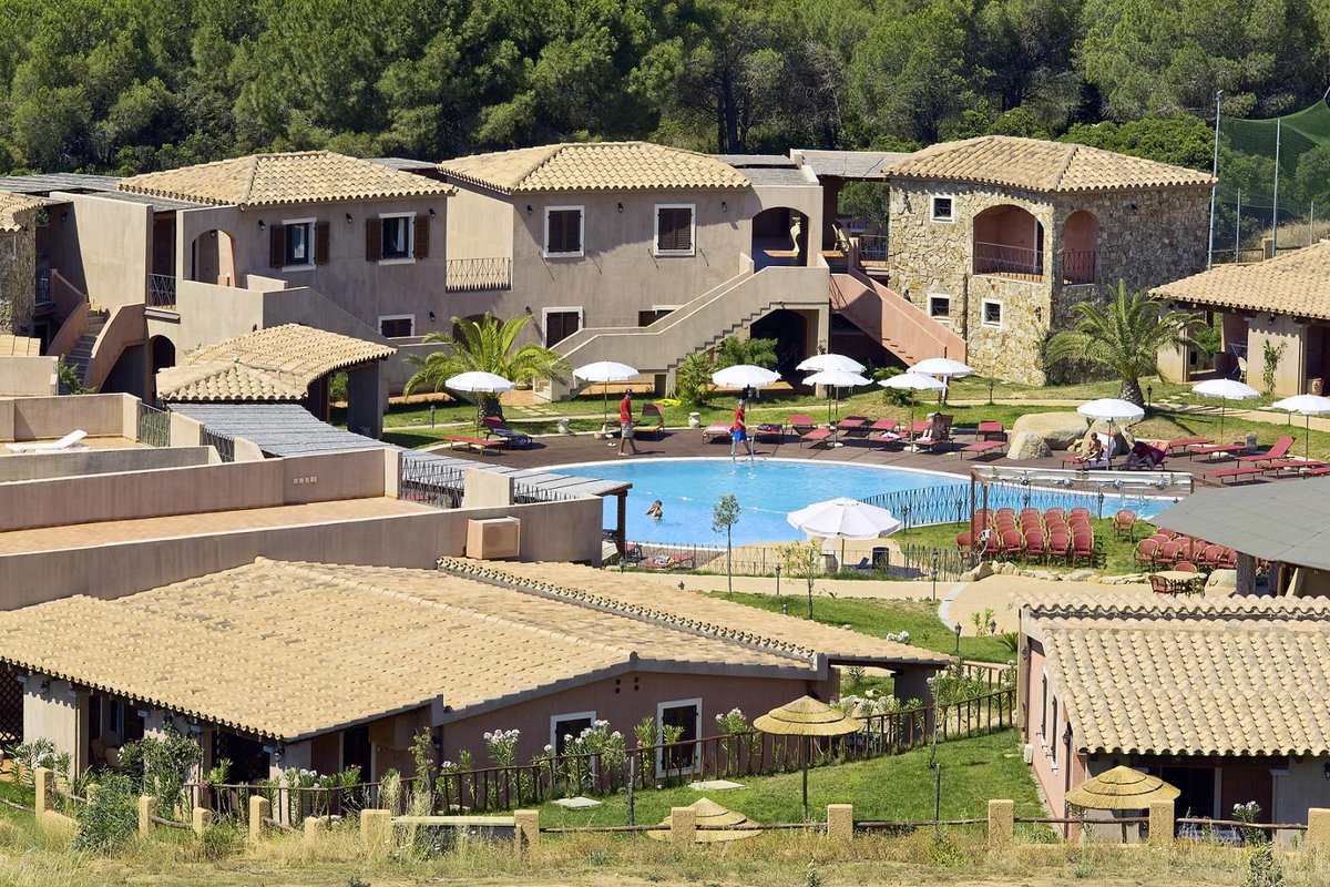 #Kleinschalig #vakantiepark in #Sardinië dichtbij #strand met #zwembad #tennisbaan #golfbaan! bit.ly/Villasimius-Re…