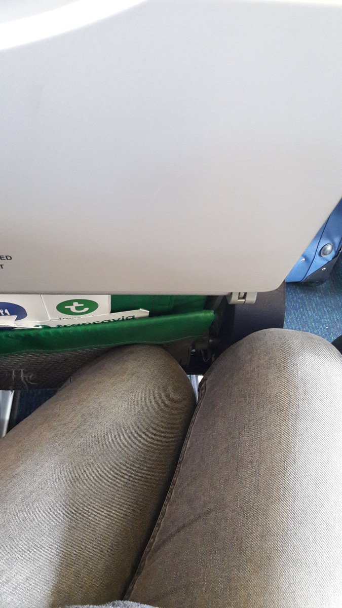 sandranap6491's tweet photo. Niet fatsoenlijk en pijn vrij te zitten... waar gaat het heen met de beenruimte... @transavia #geenbeenruimte https://t.co/no6ziiKKcJ
