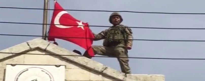 ntv's tweet photo. 🇹🇷 #Afrin merkezine Türk bayrağı böyle çekildi (Video) https://t.co/K75vC6Y8W3 https://t.co/jwlvUKn36Y