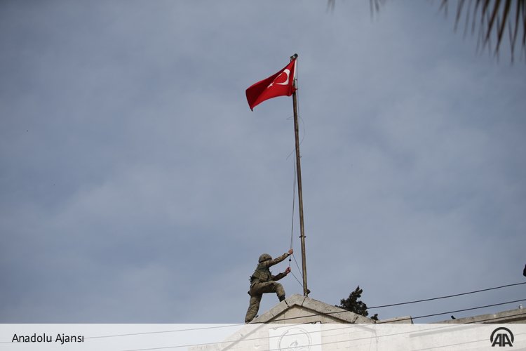 Afrin şehir merkezine Türk bayrağı asıldı 🇹🇷 #ZeytinDalıHarekatı aane.ws/--1
