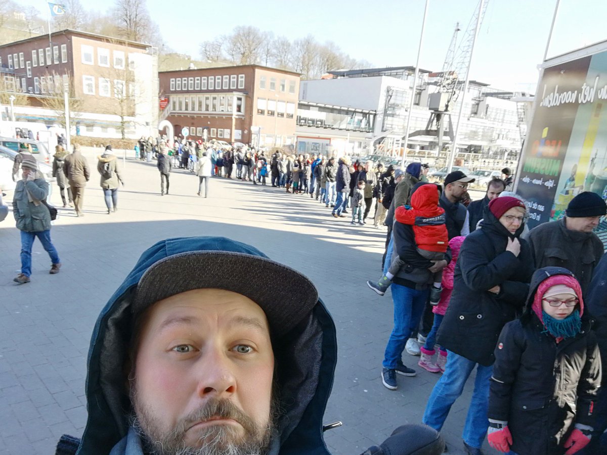 #floatingbricks #LEGO @bricktopia.de Laaaange Schlange am Einlass. #wtf (@ Hamburg Cruise Center Altona - @hamburgcc in Hamburg) swarmapp.com/c/dCAI8wRVGLy