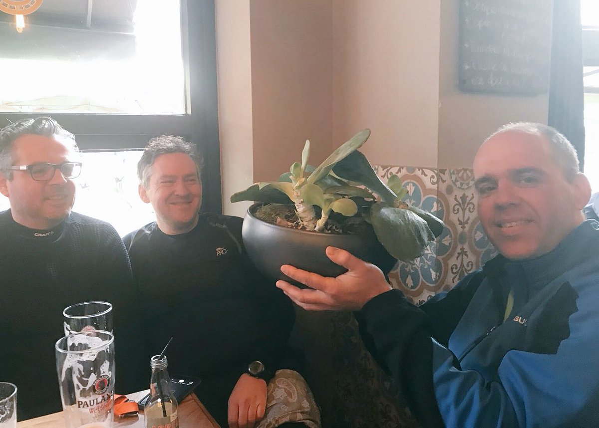 SBartlema's tweet photo. Geen skiën #HeumenFriends #dagprijs toch voor @edbarten @Stevensloop2018 https://t.co/WacZ4y75N1