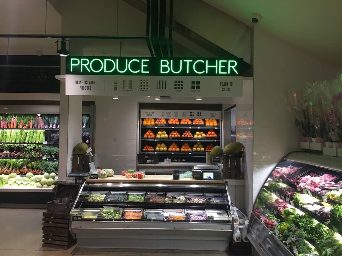 CSPI's tweet photo. Most stores have meat butchers. This @WholeFoods has a #producebutcher. Would you like your store to have an expert help you select and cut fruit and vegetables while you shop? https://t.co/0aeg4TJLpv