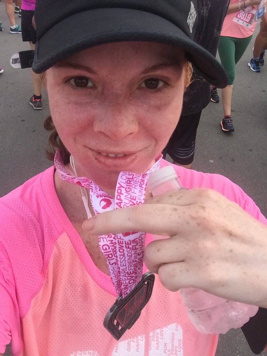 wistfulandhappy's tweet image. Cheguei chegando, cruzei a linha de chegada escutando @Ludmilla . Meu primeiro 4K!!!! #WRun