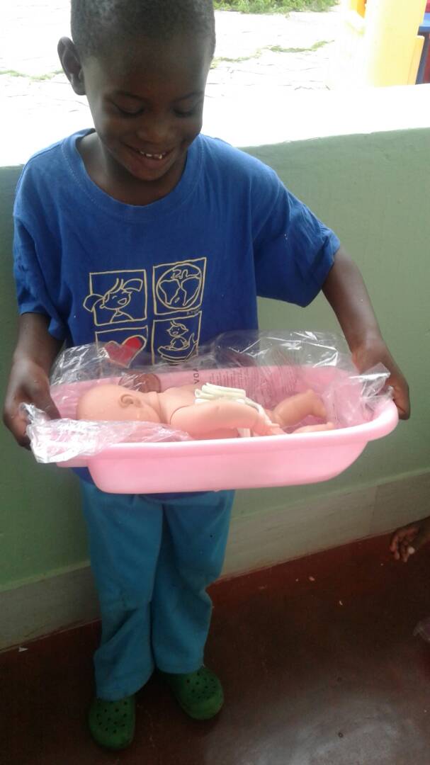 EmbEspZimbabwe's tweet photo. Happy faces in Mhondoro thanks to #onetoyonejoy #unjugueteunailusión @unjuguete https://t.co/FIyEh51A39