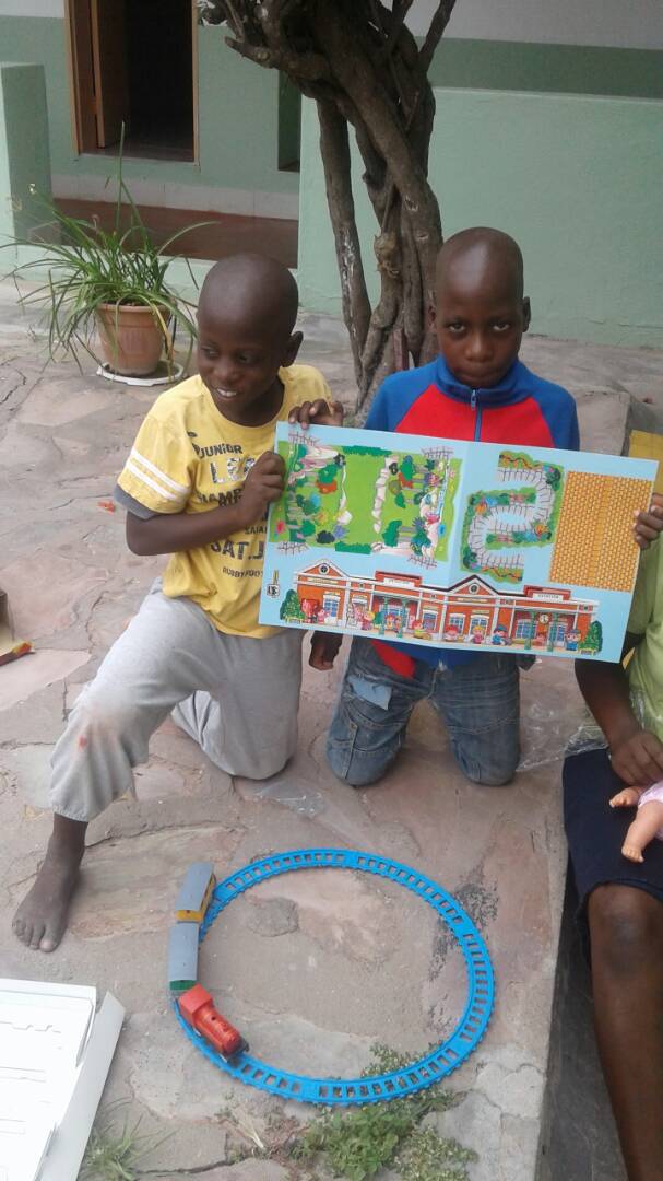EmbEspZimbabwe's tweet photo. Happy faces in Mhondoro thanks to #onetoyonejoy #unjugueteunailusión @unjuguete https://t.co/FIyEh51A39